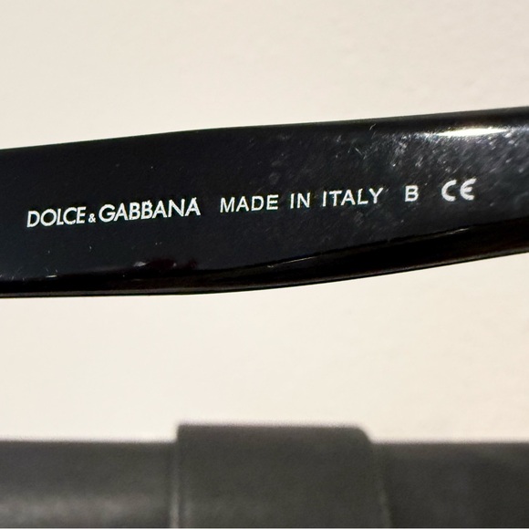 🕶️✨ Dolce & Gabbana Leopard Sunglasses with Gold Toned Accents & Accessories - Picture 11 of 16